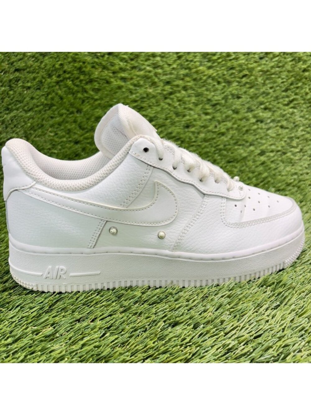 Nike Air Force 1 '07 SE Womens Size 7.5 White Athletic Leather Shoes Sneakers